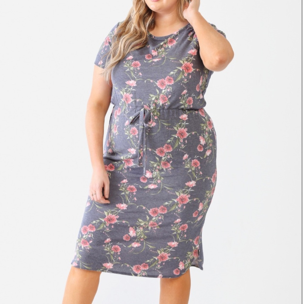 NWOT-Junior Plus Grey Flower Short Sleeve Crew Neck Midi Dress -Size 2X